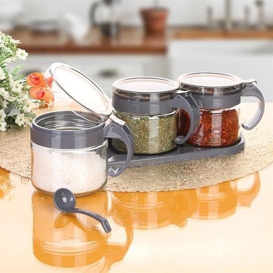 Robinanka® Gri 3lü Standlı Kapaklı Kaşıklı Cam Hava Sızdırmaz Baharatlık Takımı KC-386 Robinanka® Gri 3lü Standlı Kapaklı Kaşıklı Cam Hava Sızdırmaz Baharatlık Takımı KC-386
